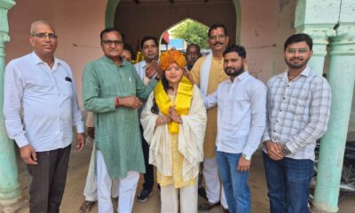 सपना को गांव मांदी में पगड़ी पहनाकर सम्मानित करते जनप्रतिनिधि व ग्रामीण