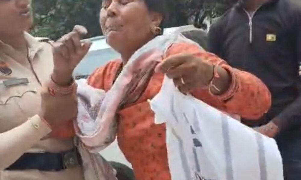 पंचायत भवन में महिला को घसीटकर ले जाती पुलिस कर्मी