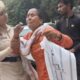 पंचायत भवन में महिला को घसीटकर ले जाती पुलिस कर्मी