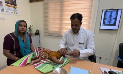 नारनौल ट्रॉमा सेंटर में बच्चे का इलाज करते हुए डॉ. के.के. यादव।