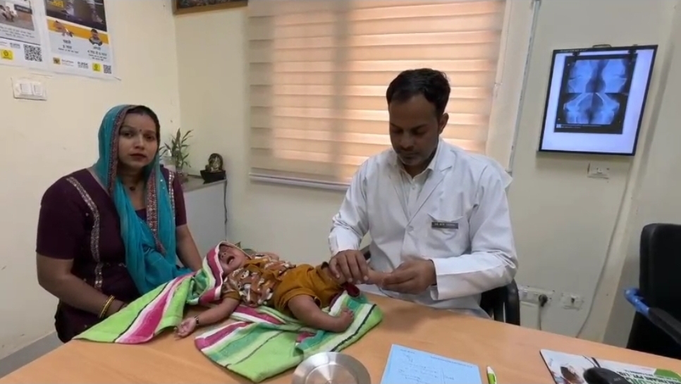 नारनौल ट्रॉमा सेंटर में बच्चे का इलाज करते हुए डॉ. के.के. यादव।