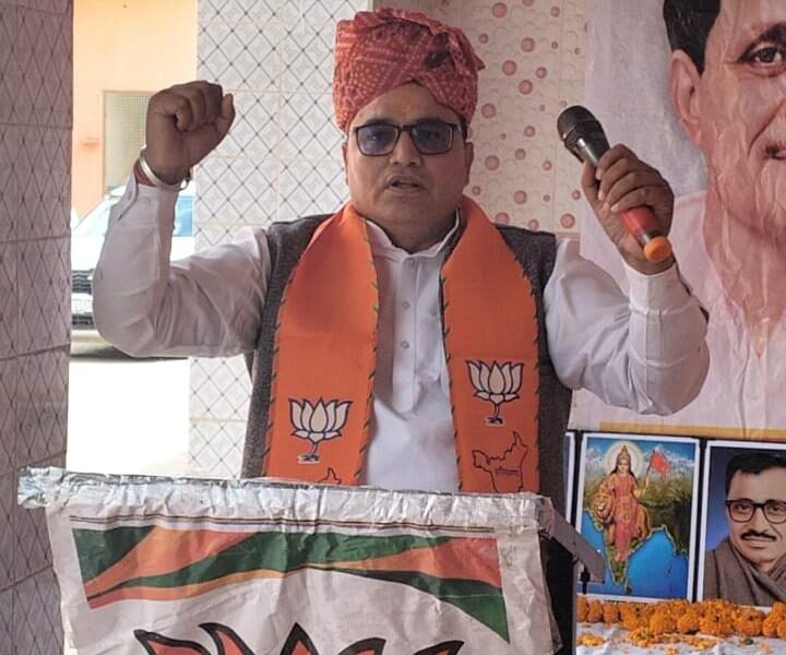 आयोजित प्रशिक्षण शिविर में कार्यकर्ताओं को संबोधित करते हुए जेपी सैनी।