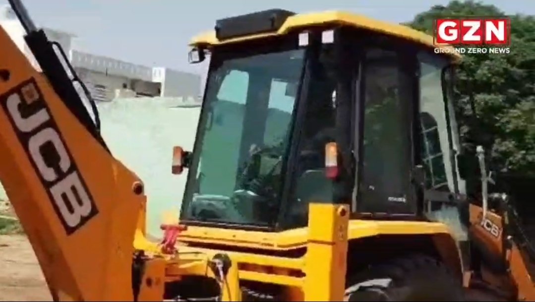 नारनौल के केशव नगर में जमीन कब्जा करने के लिए जेसीबी से खुदाई की गई।