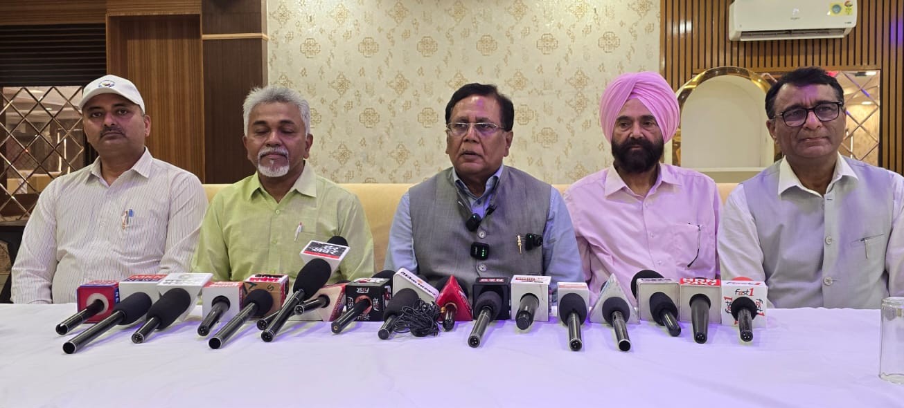 नारनौल में प्रेस कॉन्फ्रेंस के दौरान सिंघानिया यूनिवर्सिटी के कुलपति डॉ. मनोज गर्ग मीडिया को जानकारी देते हुए।