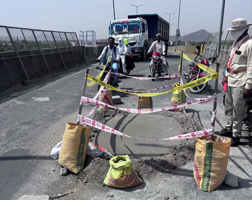 पुलिया पर क्षतिग्रस्त हिस्सा बना जोखिम, चेतावनी टेप लगाकर किया गया सुरक्षित