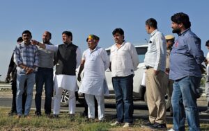 नारनौल खेल स्टेडियम की साइट का निरीक्षण करते मंत्री गौरव गौतम ।