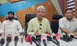 नारनौल में मीडिया से बात करते कांग्रेस प्रदेश अध्यक्ष राव नरेंद्र