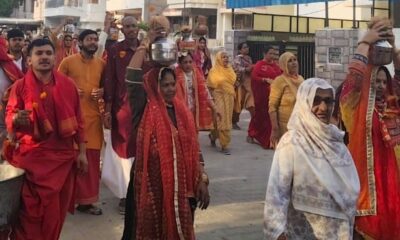 भक्ति और आस्था से सराबोर शोभायात्रा में कलश लेकर चलते श्रद्धालु