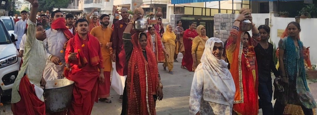 भक्ति और आस्था से सराबोर शोभायात्रा में कलश लेकर चलते श्रद्धालु