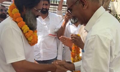 सुजापुर (अटेली) में कांग्रेस की सद्भाव यात्रा के दौरान नेताओं का स्वागत करते कार्यकर्ता और ग्रामीण।