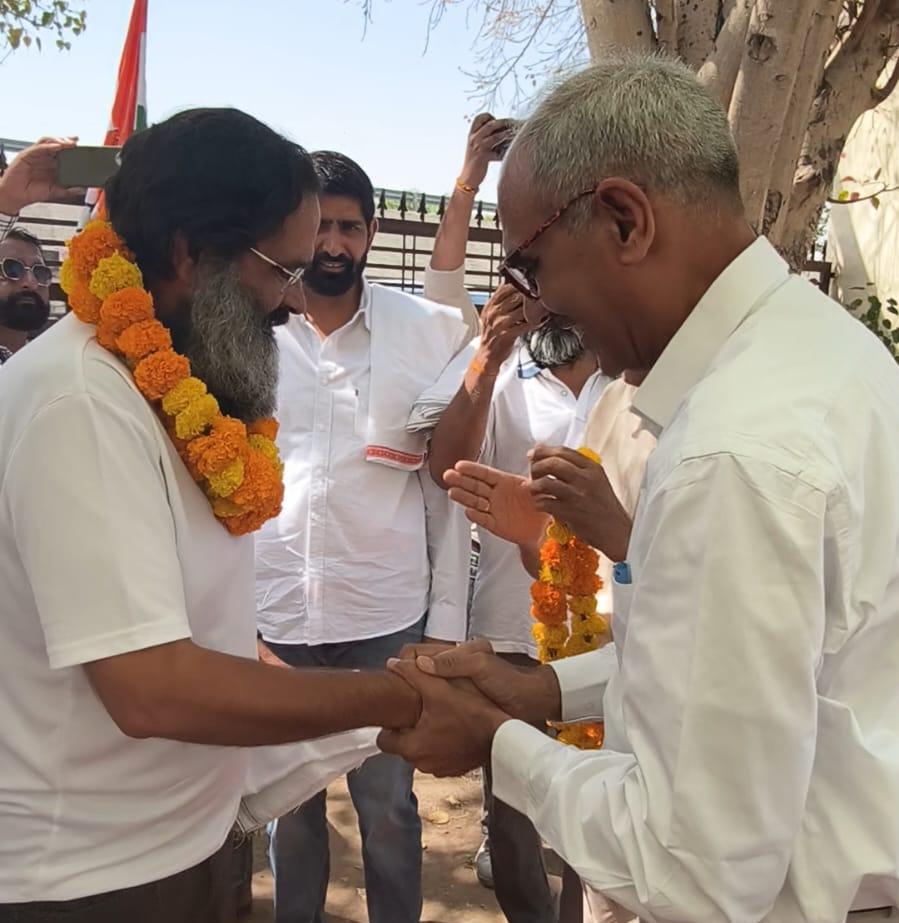 सुजापुर (अटेली) में कांग्रेस की सद्भाव यात्रा के दौरान नेताओं का स्वागत करते कार्यकर्ता और ग्रामीण।