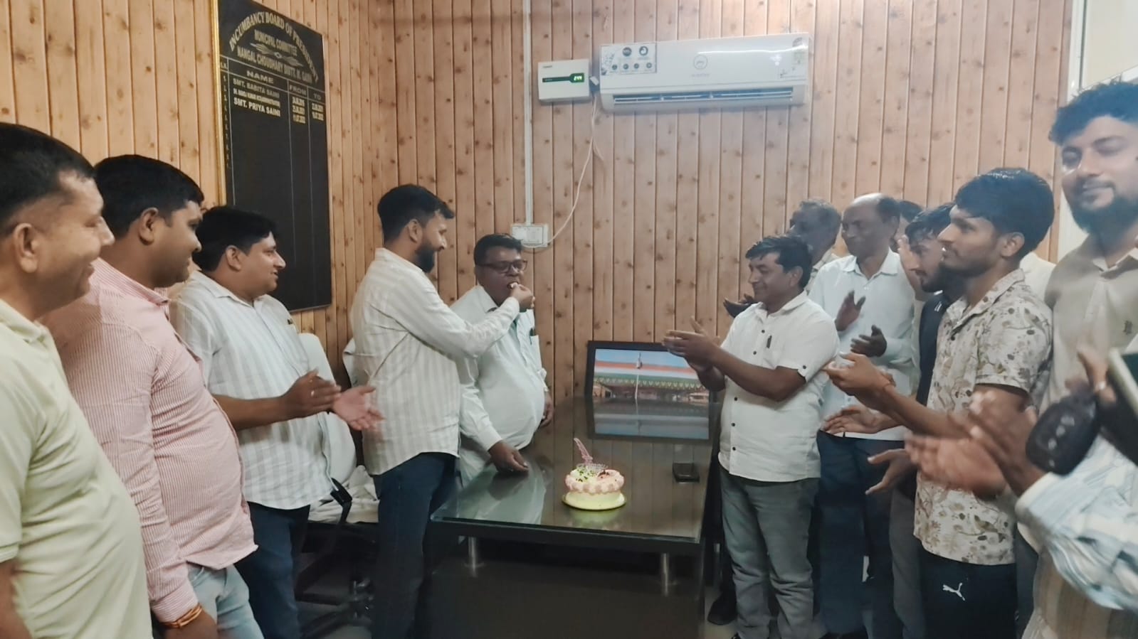 कार्यालय में सादगी से मनाया गया कार्यक्रम, कर्मचारियों ने दी शुभकामनाएं