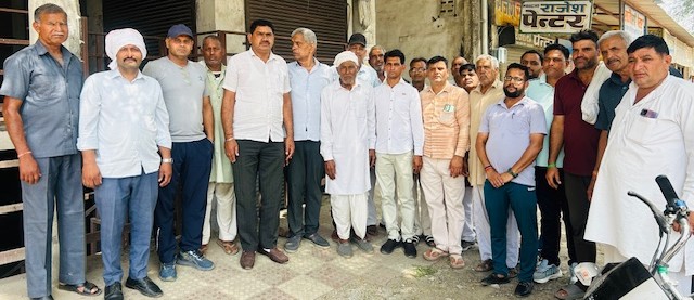 नलवाटी विकास समिति की बैठक में मौजूद सदस्य व स्थानीय गणमान्य व्यक्ति